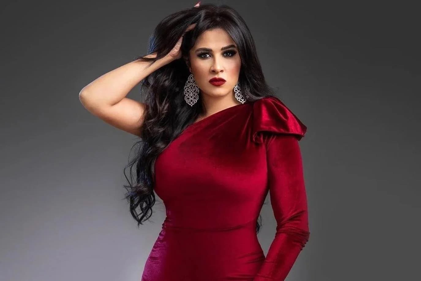 ياسمين عبد العزيز تعيش نشاطًا فنيًا وتستقبل عام 2025 بفيلم ومسلسل