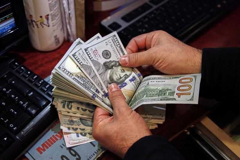 الدولار يقترب من أعلى مستوى له في عامين