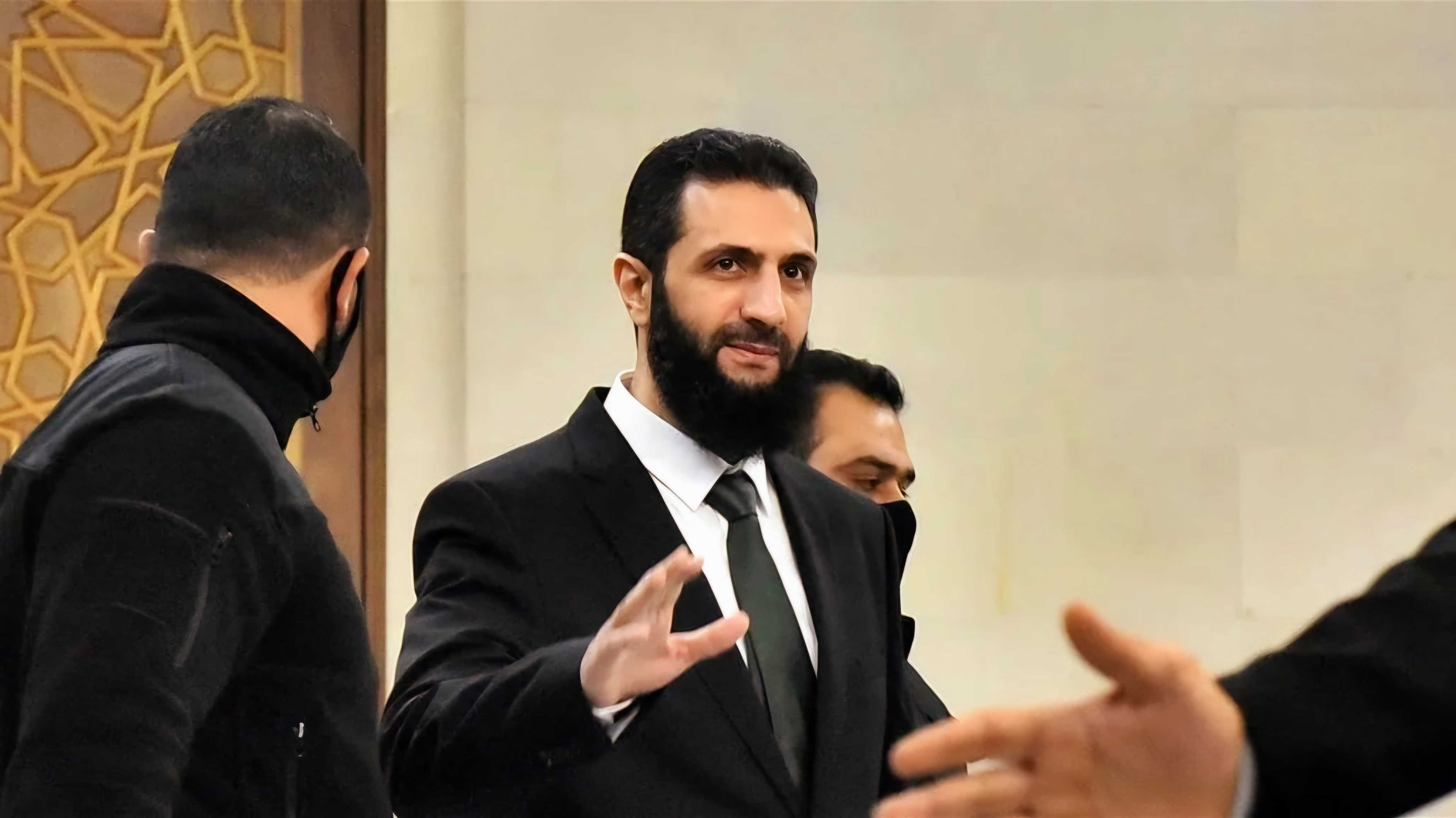 من الوشاح الاسود إلى ربطة العنق، الجولاني بحلة جديدة