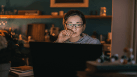 ما علاقة تصفح الإنترنت بالصحة العقلية لمن بلغ منتصف العمر؟
