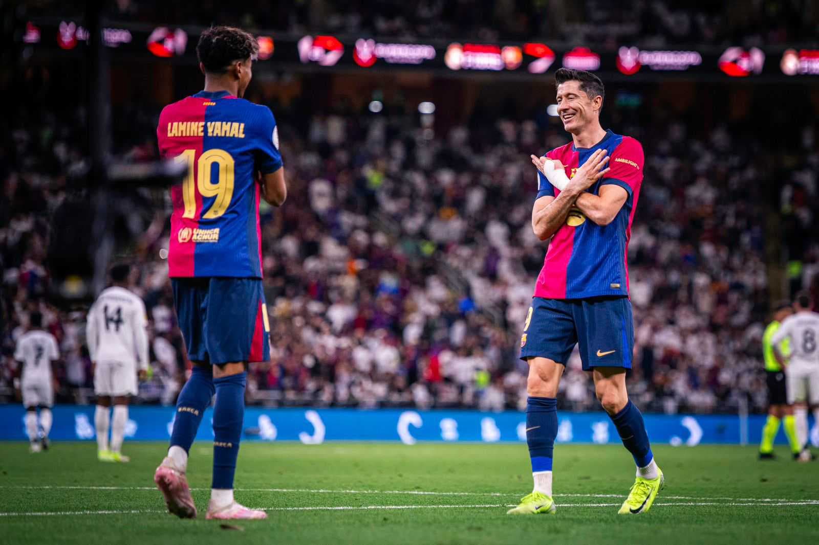بعشرة لاعبين.. برشلونة يهزم ريال مدريد ويتوج بكأس السوبر الإسباني للمرة 15 بتاريخه