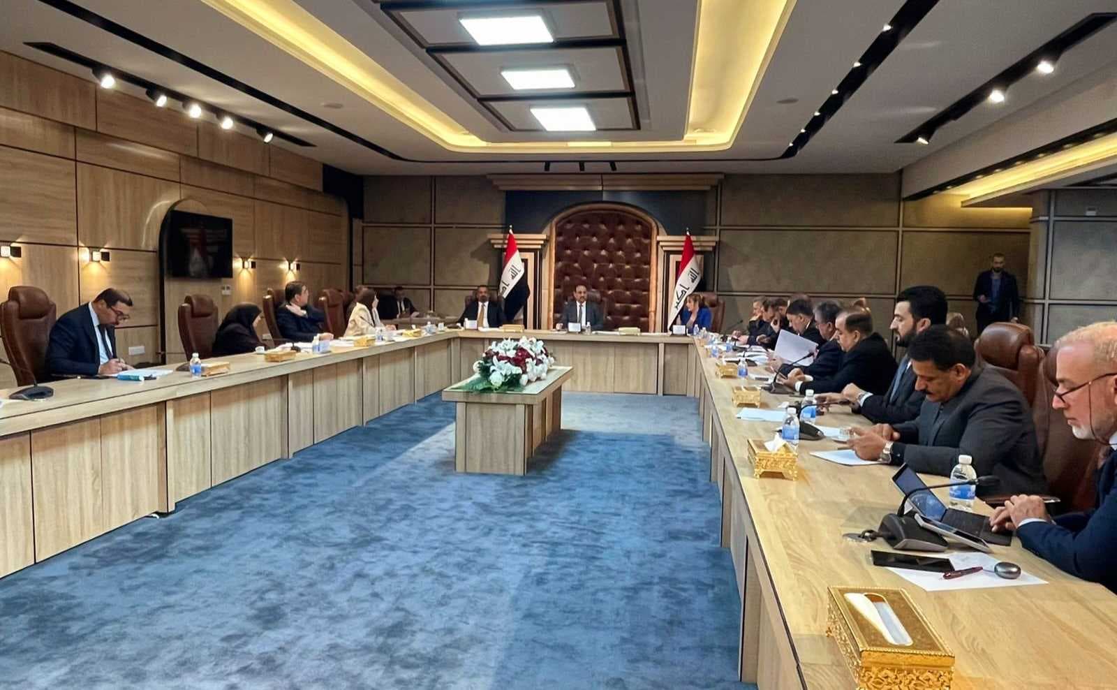 اللجنة المالية النيابية تناقش قضايا مهمة مع مسؤولين حكوميين