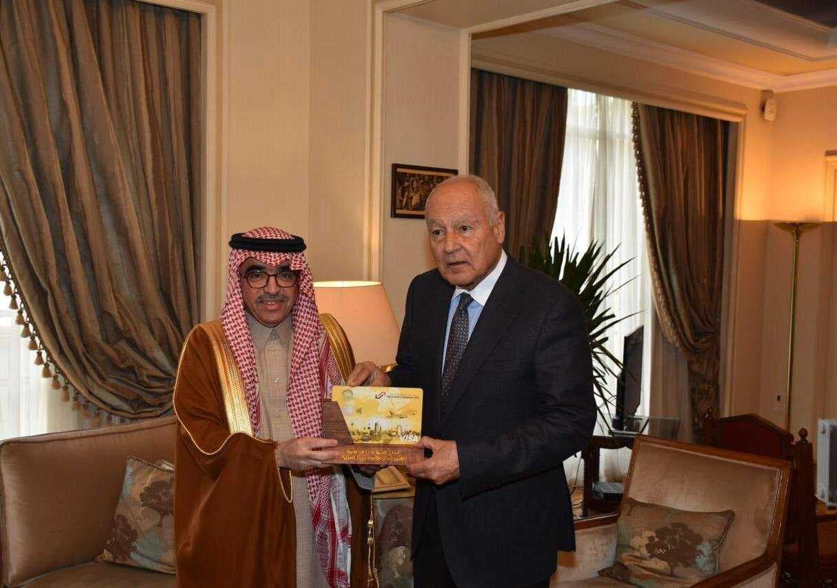 المنظمة العربية تكشف عن مجسم بطاقة فيزا السائح العربي