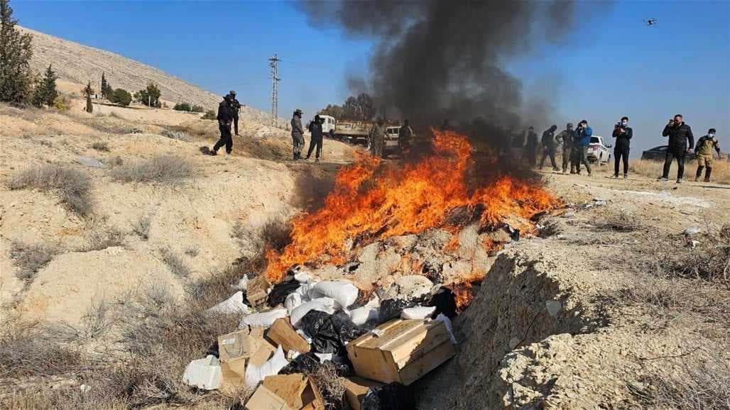 ضبطت بمقرات الجيش السوري.. إتلاف كميات كبيرة من المخدرات