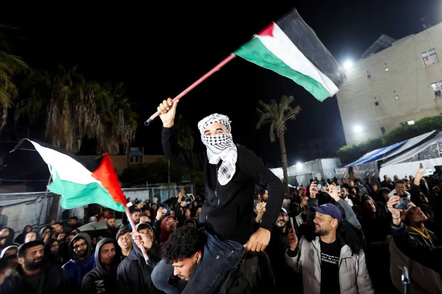 رغم مضايقات الاحتلال.. الفلسطينيون يحتفلون بتحرير أسراهم