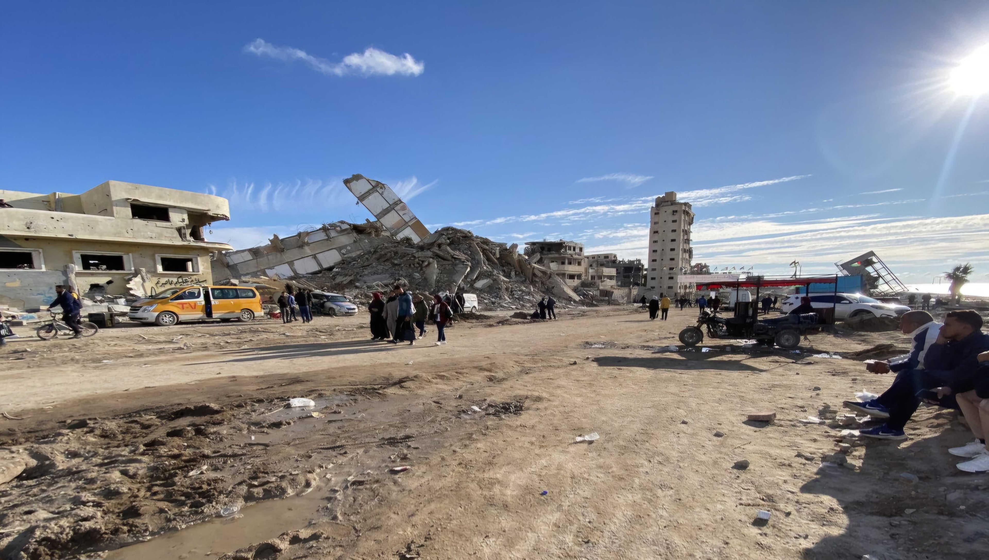 بدء عودة النازحين الفلسطينيين من مناطق النزوح باتجاه شمال غزة،