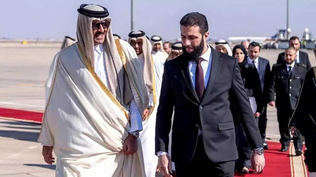 وصول أمير قطر إلى مطار دمشق الدولي في أول زيارة لزعيم عربي إلى سوريا بعد رحيل الأسد