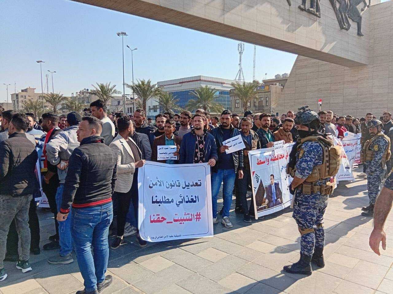 بالصور.. تظاهرة اصحاب العقود المعينين على الأمن الغذائي