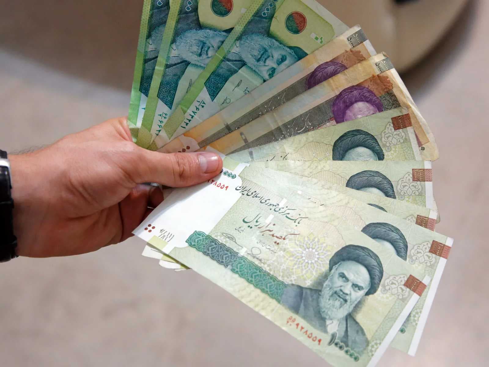 عقوبات ترامب تهوي بالعملة الإيرانية لمستويات كارثية