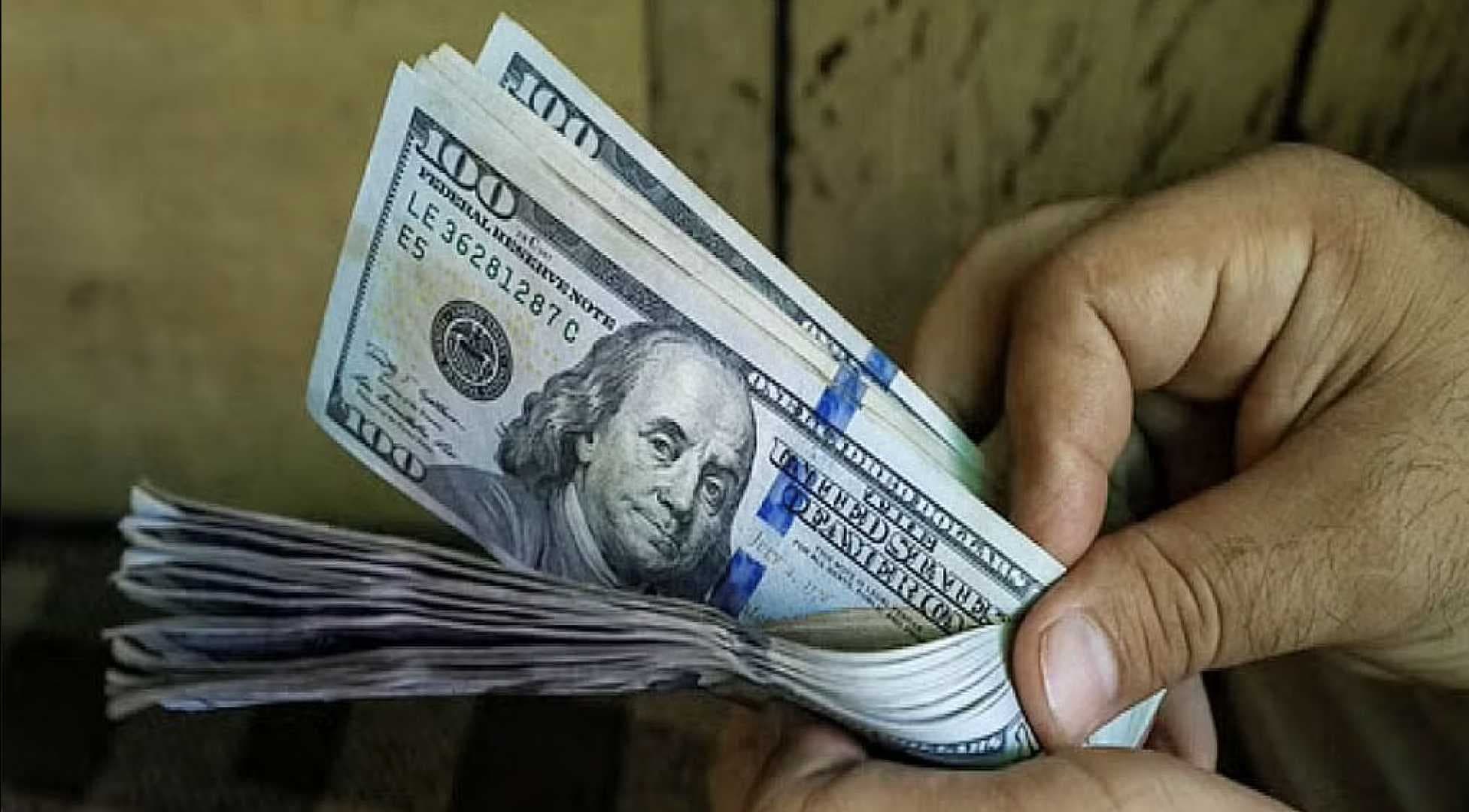 انخفاض طفيف بأسعار صرف الدولار في بغداد واستقراره بأربيل