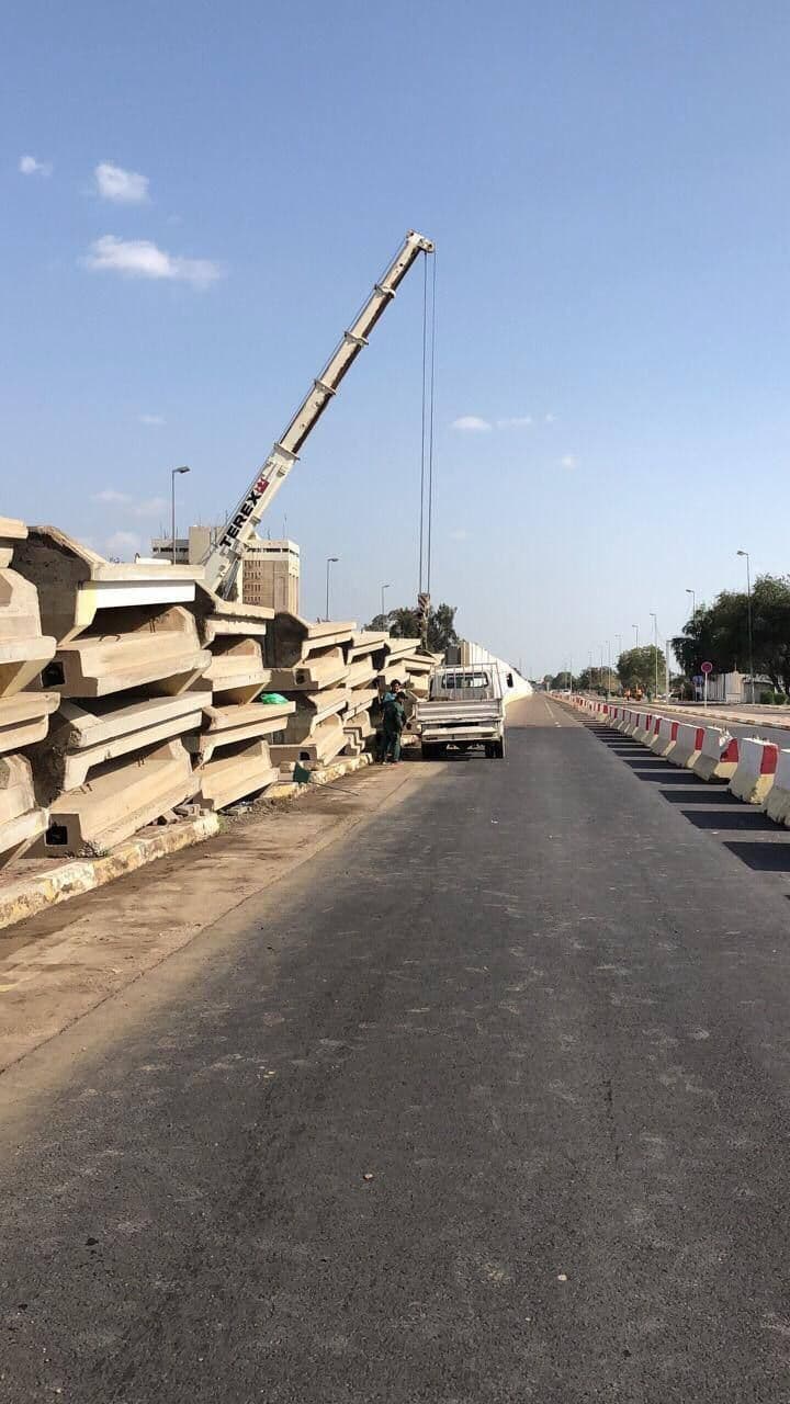 بالصور.. رفع الحواجز الكونكريتية من امام البرلمان وفتح الطريق الى تقاطع مركز شرطة الصالحية