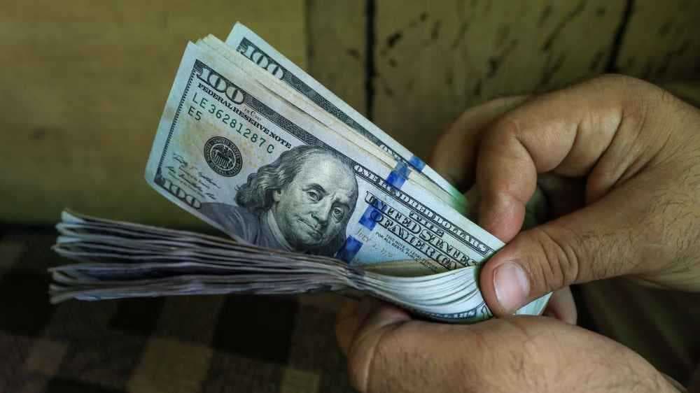 الدولار ينخفض في بغداد وأربيل مع اغلاق التداول