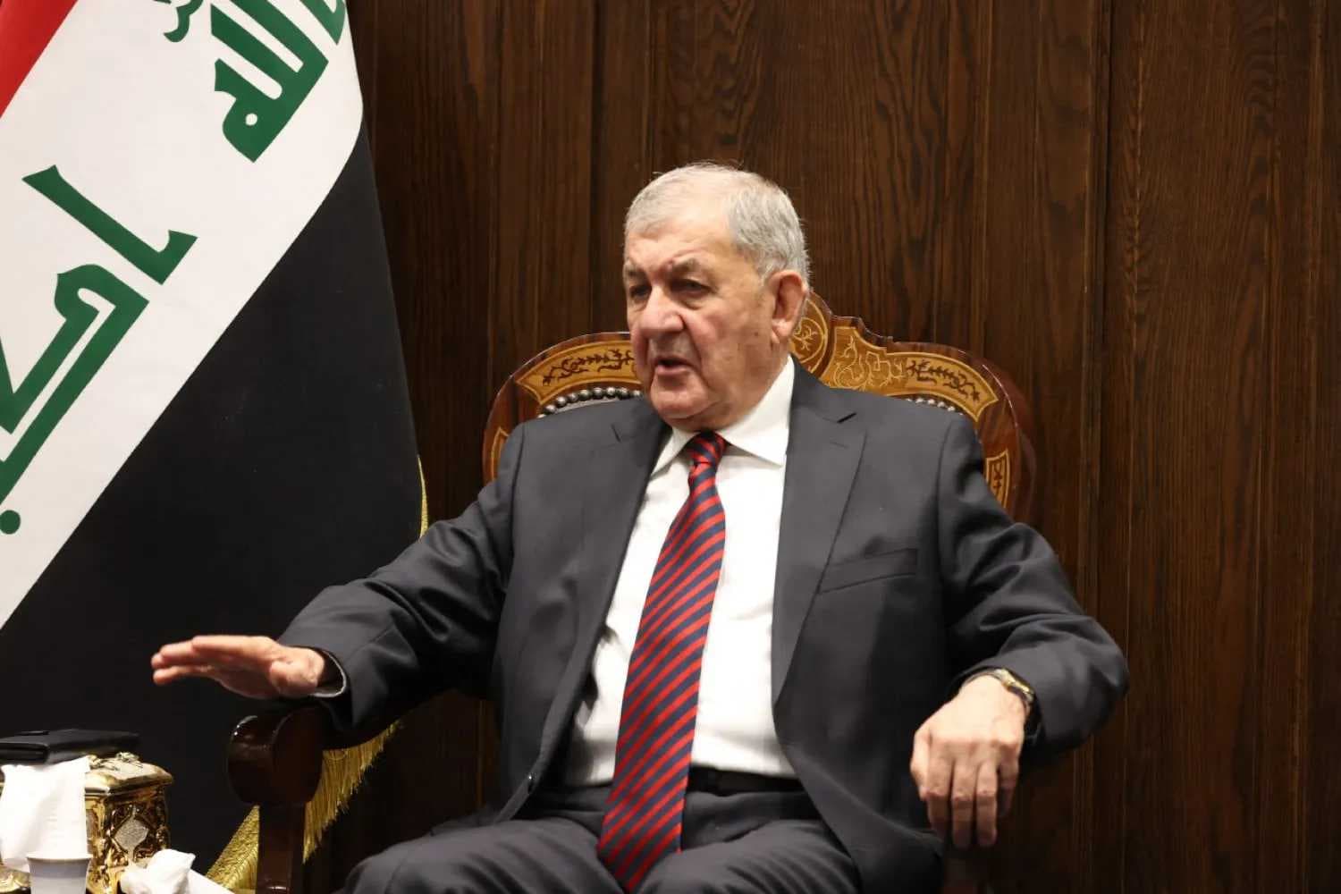 رئيس الجمهورية يستقبل الرئيس الفلسطيني على هامش أعمال مؤتمر القمة العربية الطارئة