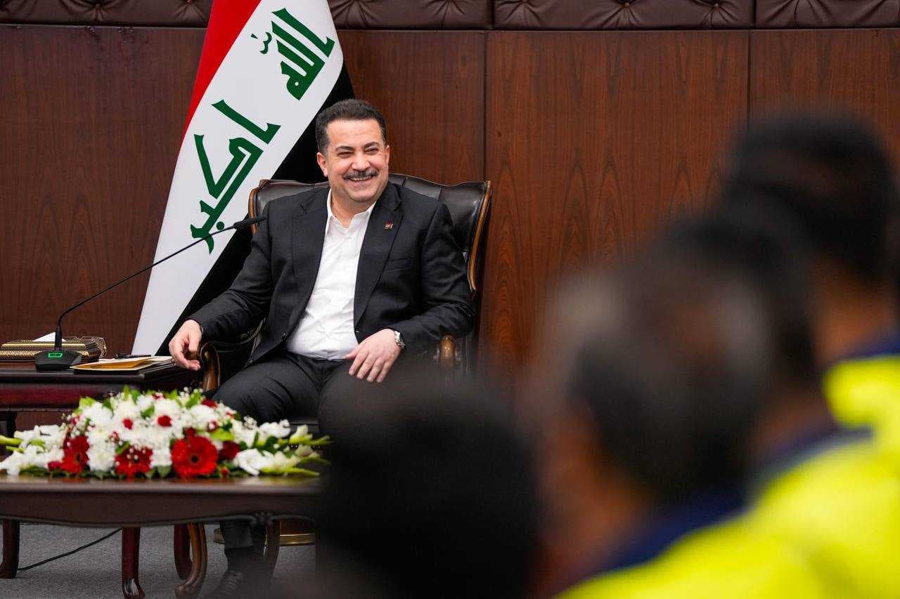 رئيس الوزراء يشارك مجموعة من عمال النظافة مائدة إفطار شهر رمضان