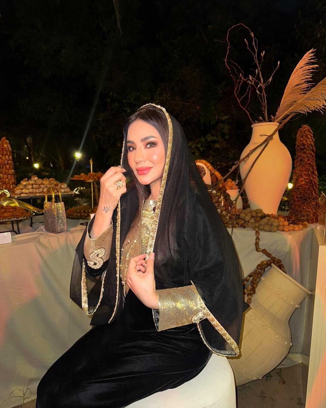 لجين عمران تتألق في رمضان بعباءة عراقية تقليدية مع لمسات عصرية