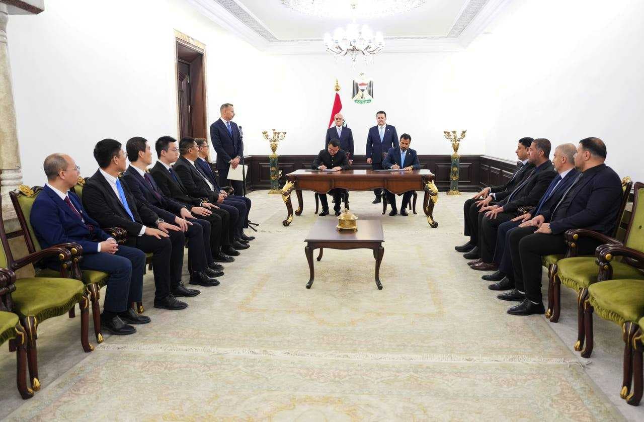 رئيس الوزراء يرعى مراسيم توقيع العقد الخاص بإنشاء المدينة الطبية في ذي قارب