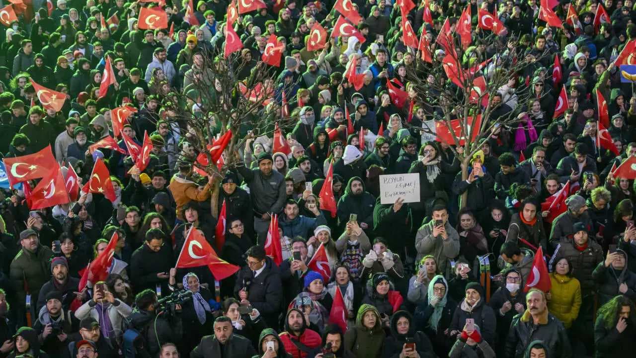 بعد نقل إمام أوغلو للسجن.. احتجاجات حاشدة في إسطنبول