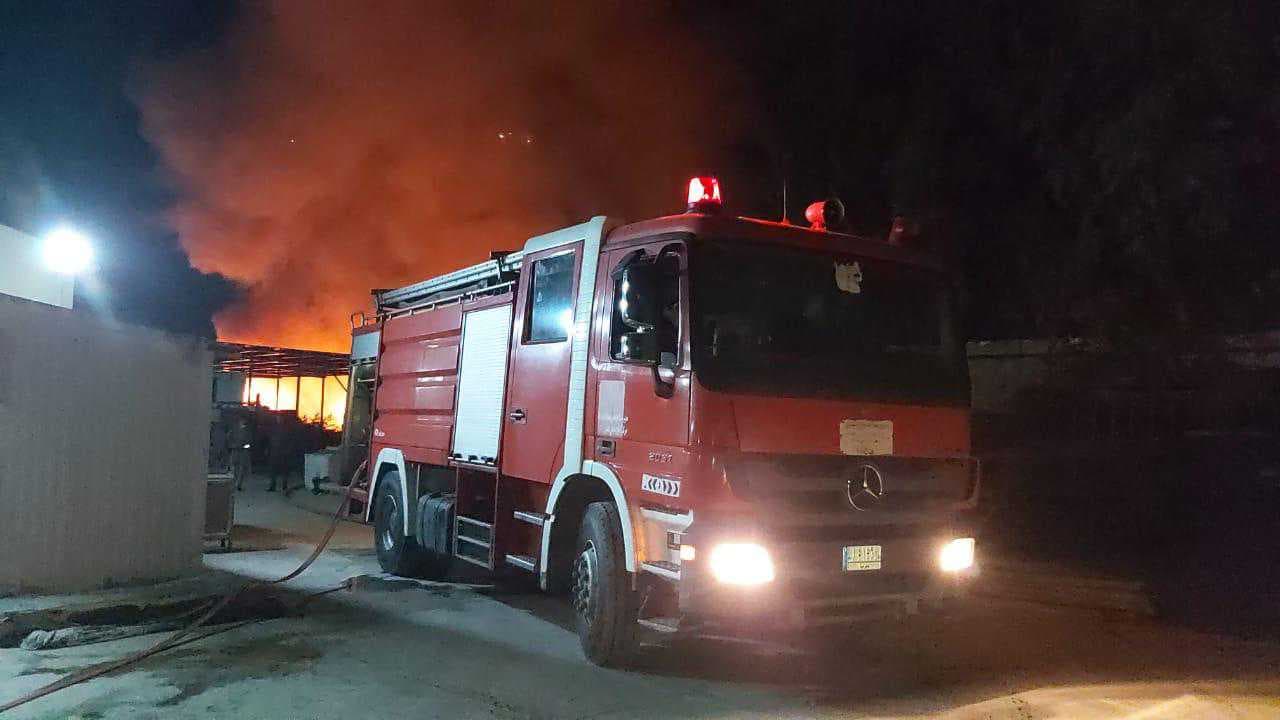 الدفاع المدني يخمد حريقاً اندلع بمعمل إسفنج في بغداد