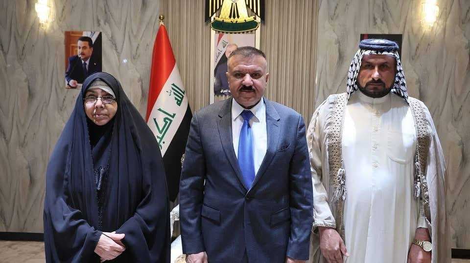 وزير الداخلية يتكفل بعلاج أستاذة تربوية أصيبت بتظاهرات ذي قار