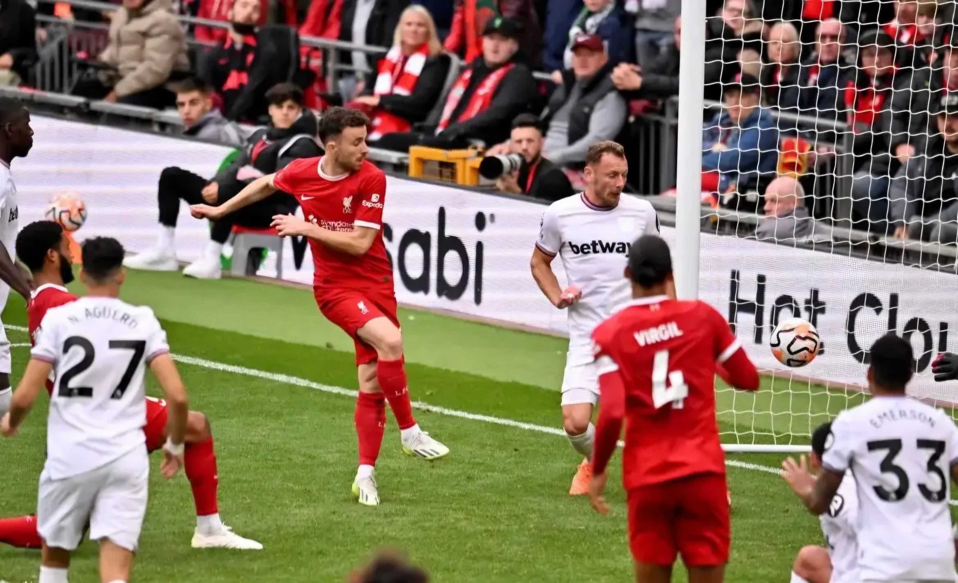 ليفربول يتغلب على وست هام ويقترب من حسم البريميرليغ