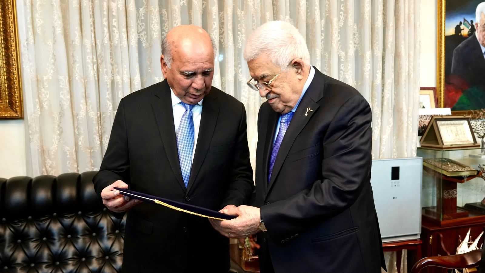 وزير الخارجية يسلم الرئيس الفلسطيني دعوة رسمية لحضور القمة في بغداد