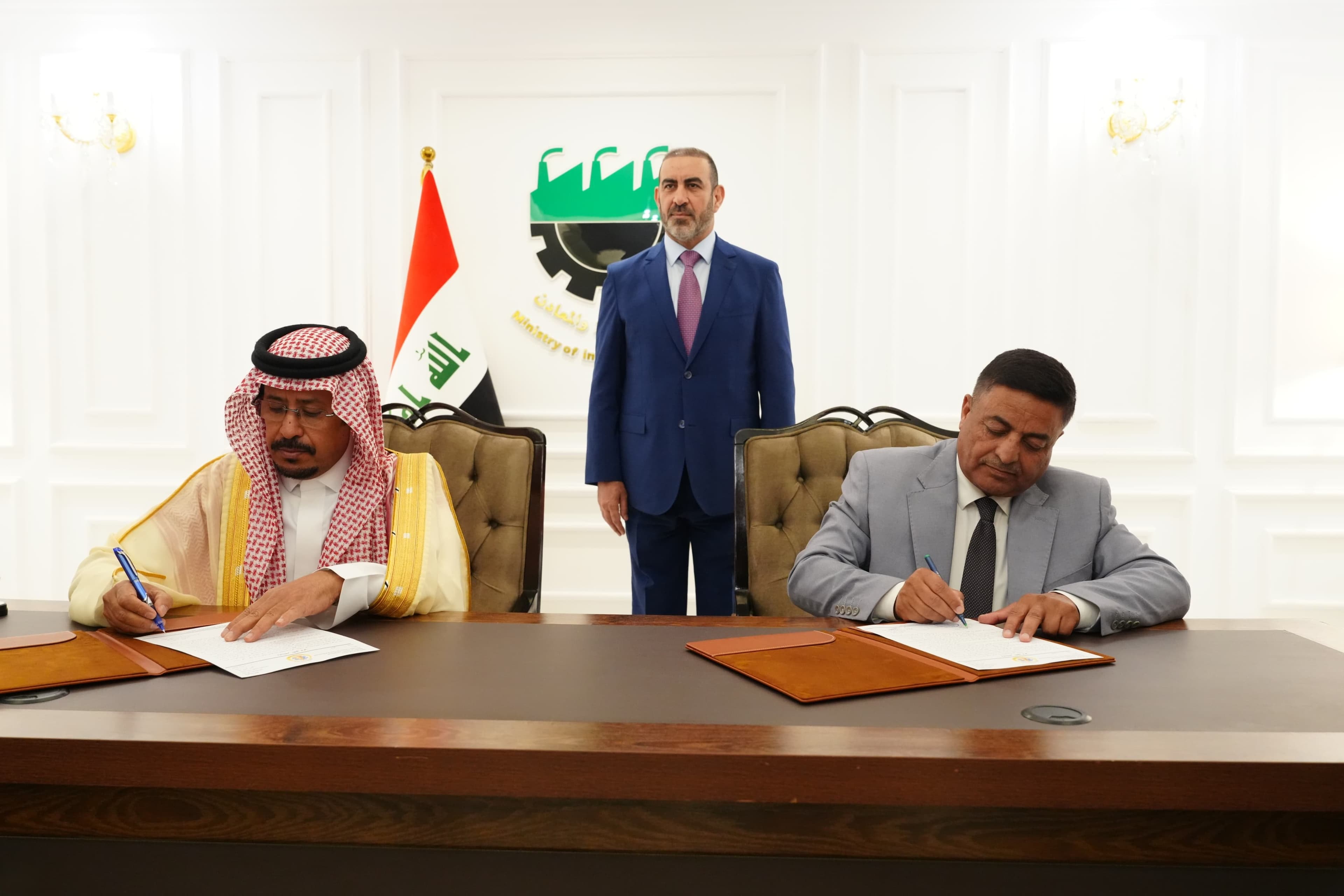 العراق والسعودية يوقعان اتفاقية لإنشاء اكبر مجمع صناعي لمشاريع السليكا في الأنبار