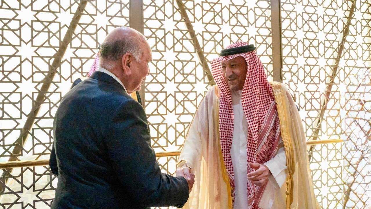 وزير الخارجية يسلّم ملك السعودية دعوة رسمية لحضور القمة في بغداد