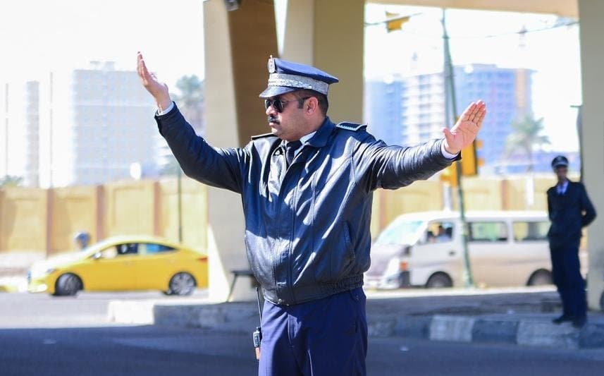 الداخلية توجه بمنع منتسبي المرور من استخدام "الليزر" لتنظيم حركة السير