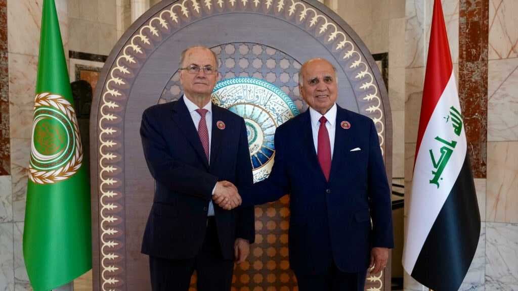 رئيس الوزراء ووزير الخارجية الفلسطيني يصل بغداد لحضور القمة العربية