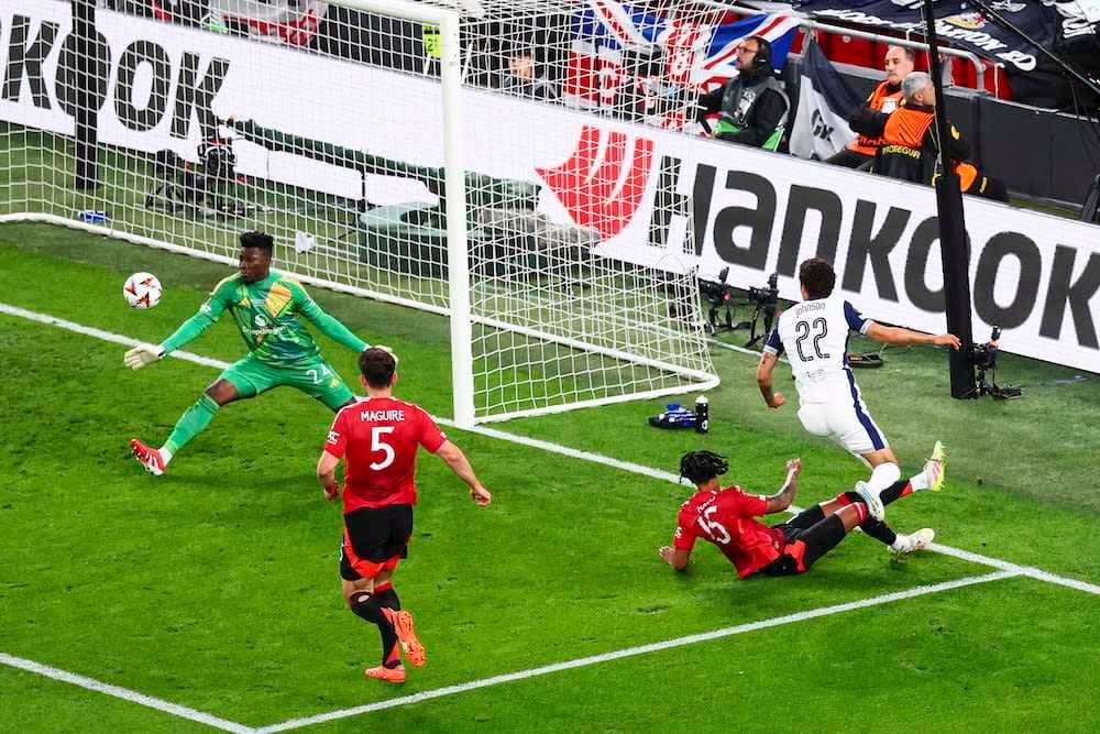 توتنهام بطلاً للدوري الأوربي بعد فوزه على مانشستر يونايتد