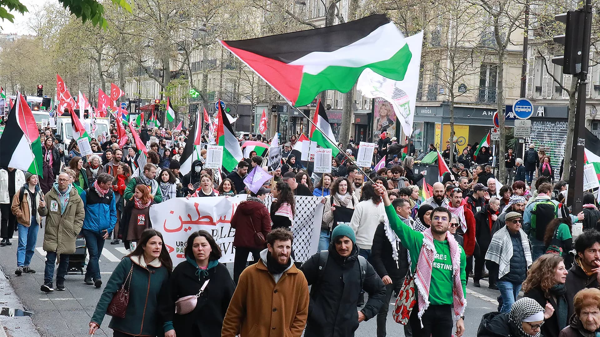 مسيرة في باريس تطالب بفرض عقوبات على الكيان الصهيوني