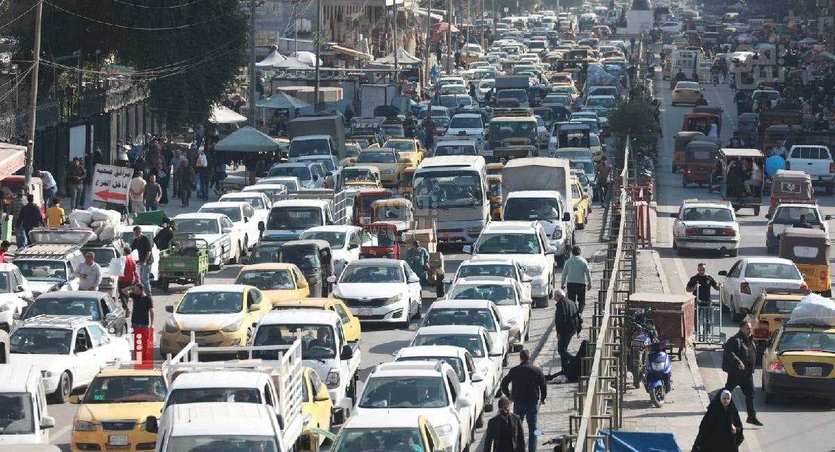 الموقف المروري في بغداد : ازدحامات خانقة في عدد من الشوارع والمجسرات .