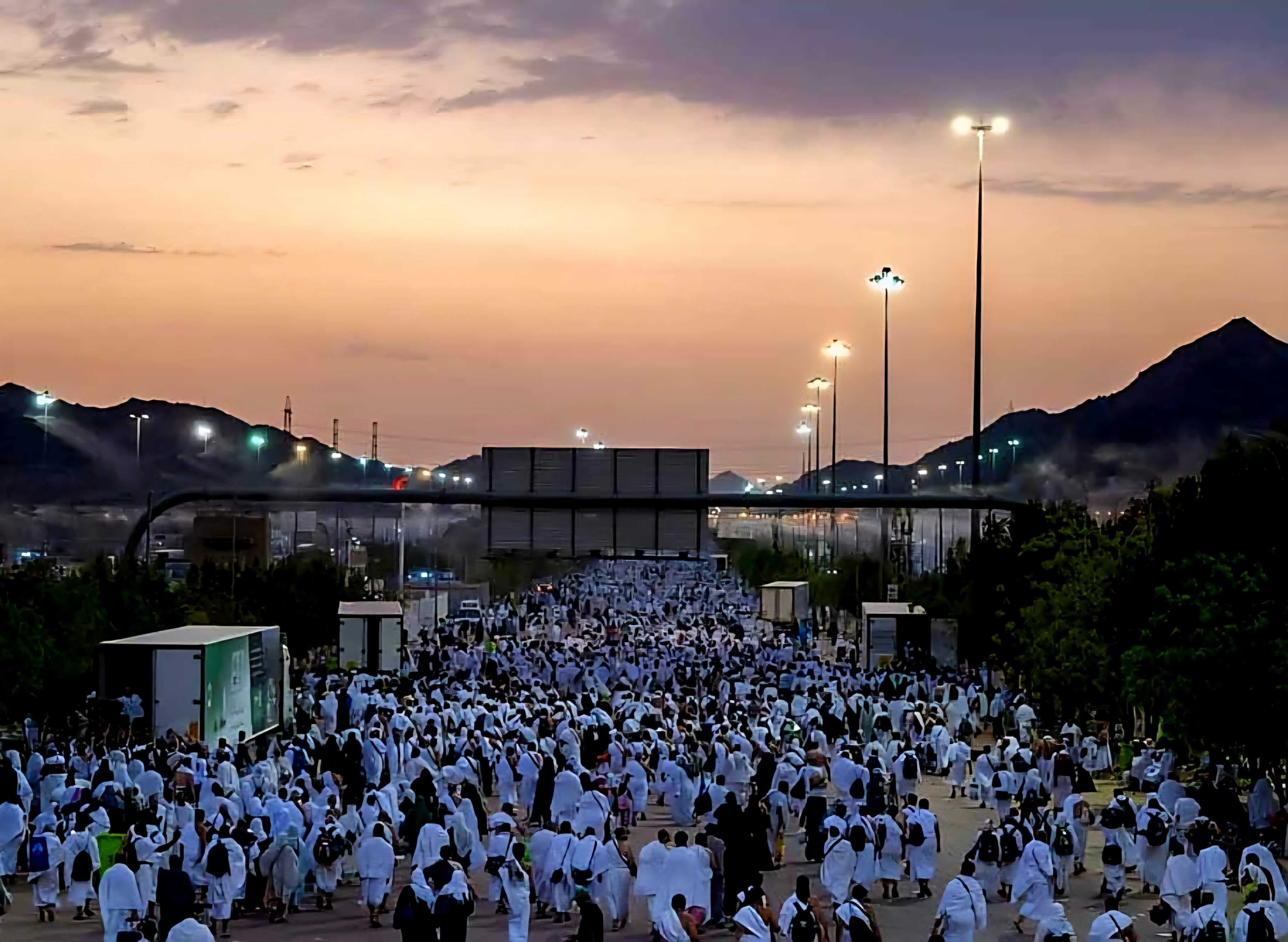 حجاج بيت الله الحرام ينفرون إلى مزدلفة بعد وقوفهم على صعيد عرفات