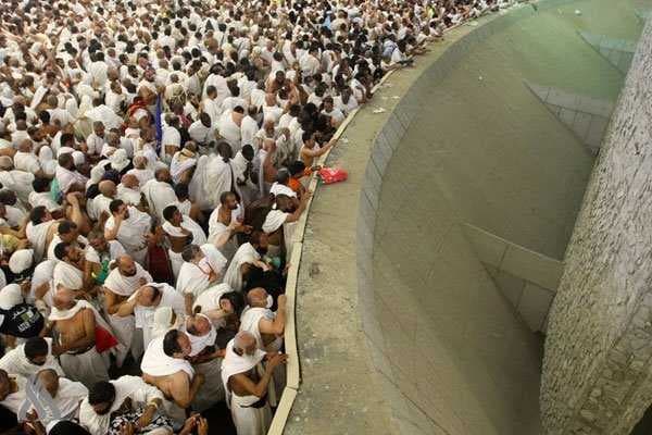 الحجاج العراقيون يواصلون رمي الجمرات بأول أيام التشريق
