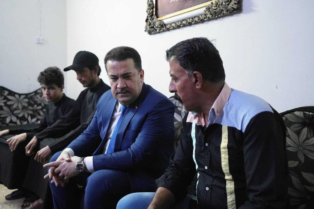 رئيس الوزراء يجري زيارة إلى عدد من عوائل الشهداء للتهنئة بالعيد المبارك