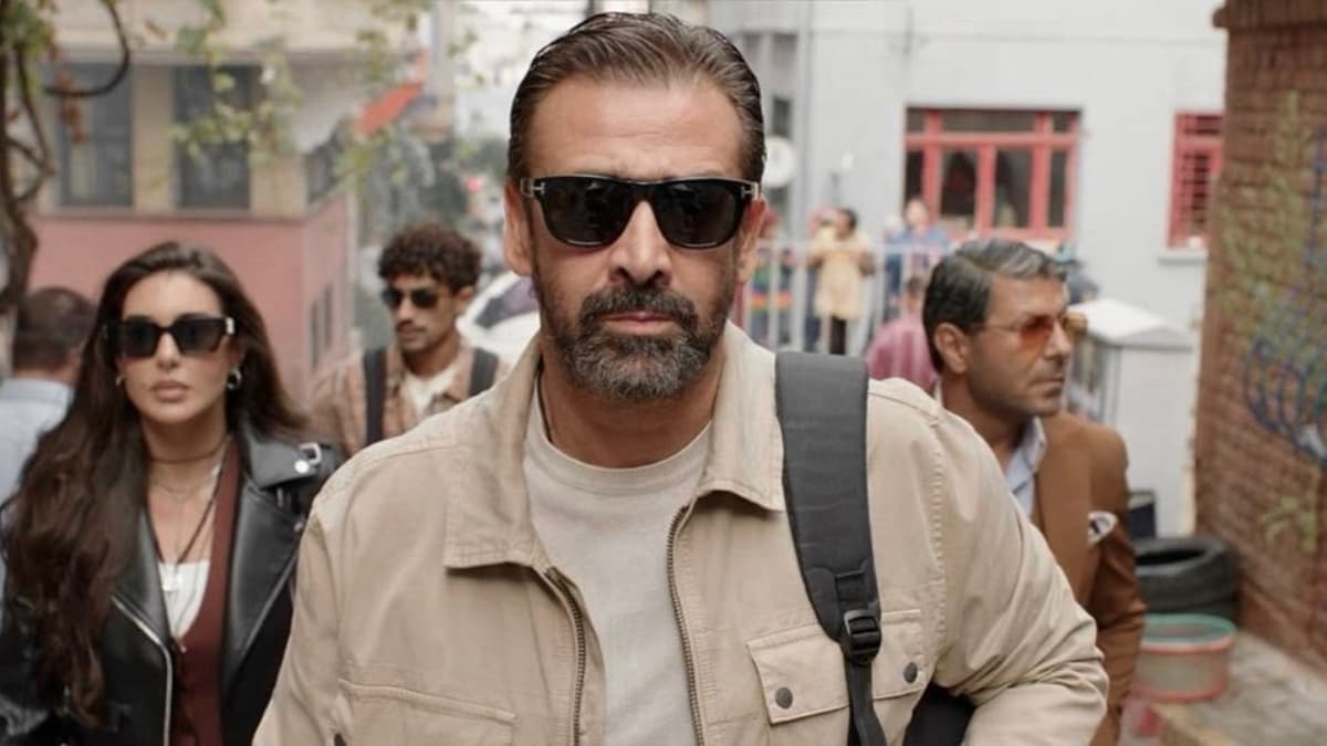 "مشاهد مستعارة".. ناقد فني بارز يهاجم فيلم كريم عبد العزيز