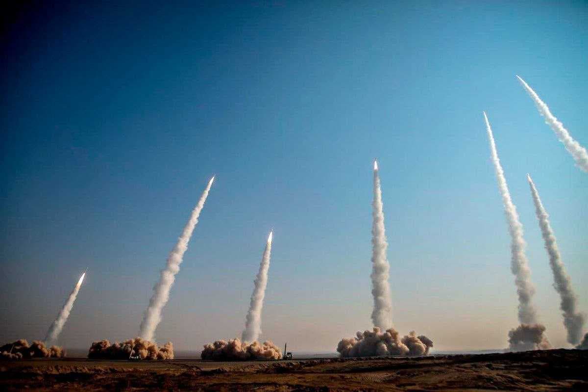 إطلاق صواريخ إيرانية باتجاه شمال ووسط وجنوب الكيان الصهيوني