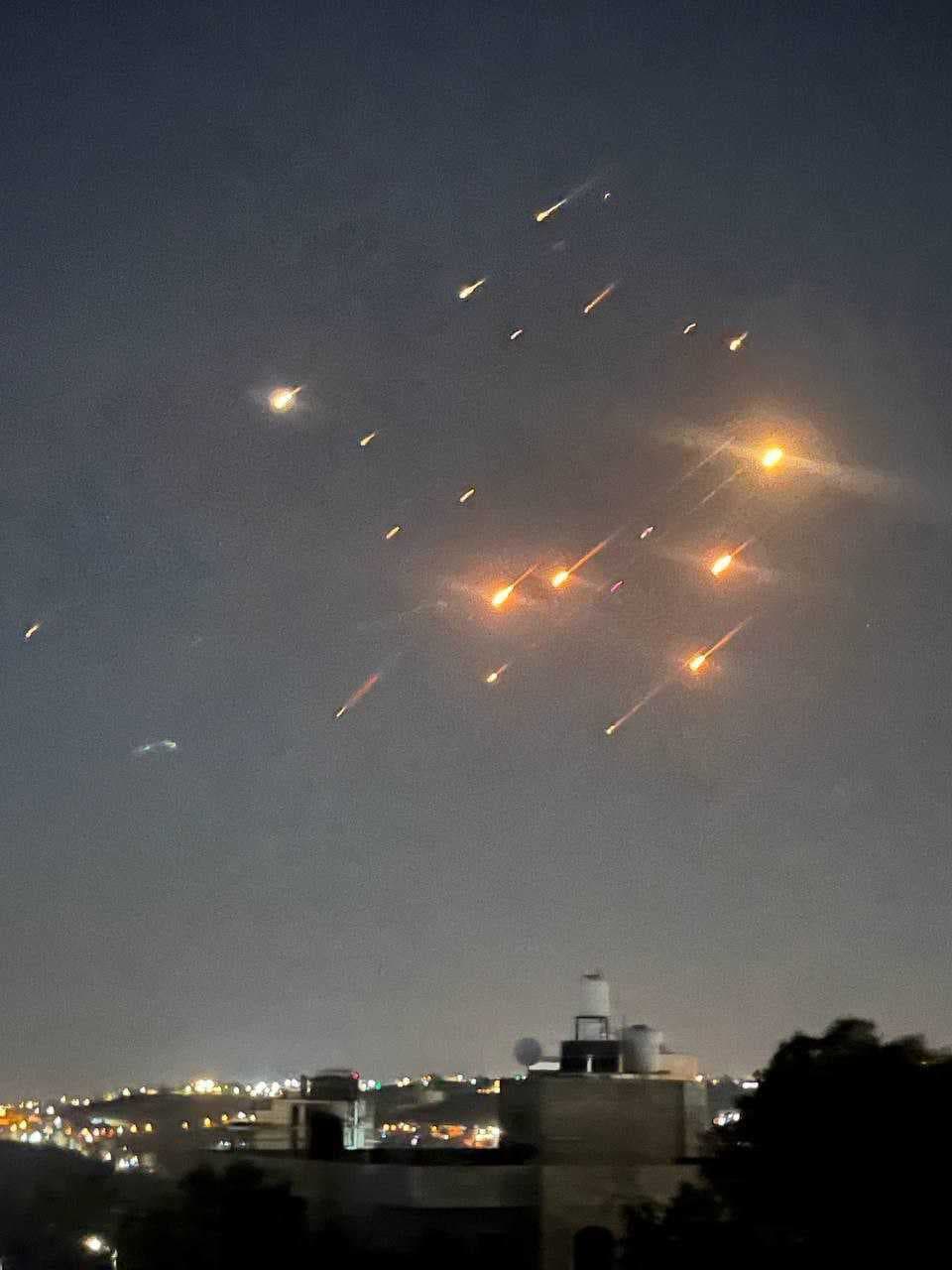 سقوط صواريخ إيرانية في مواقع وسط الأراضي المحتلة
