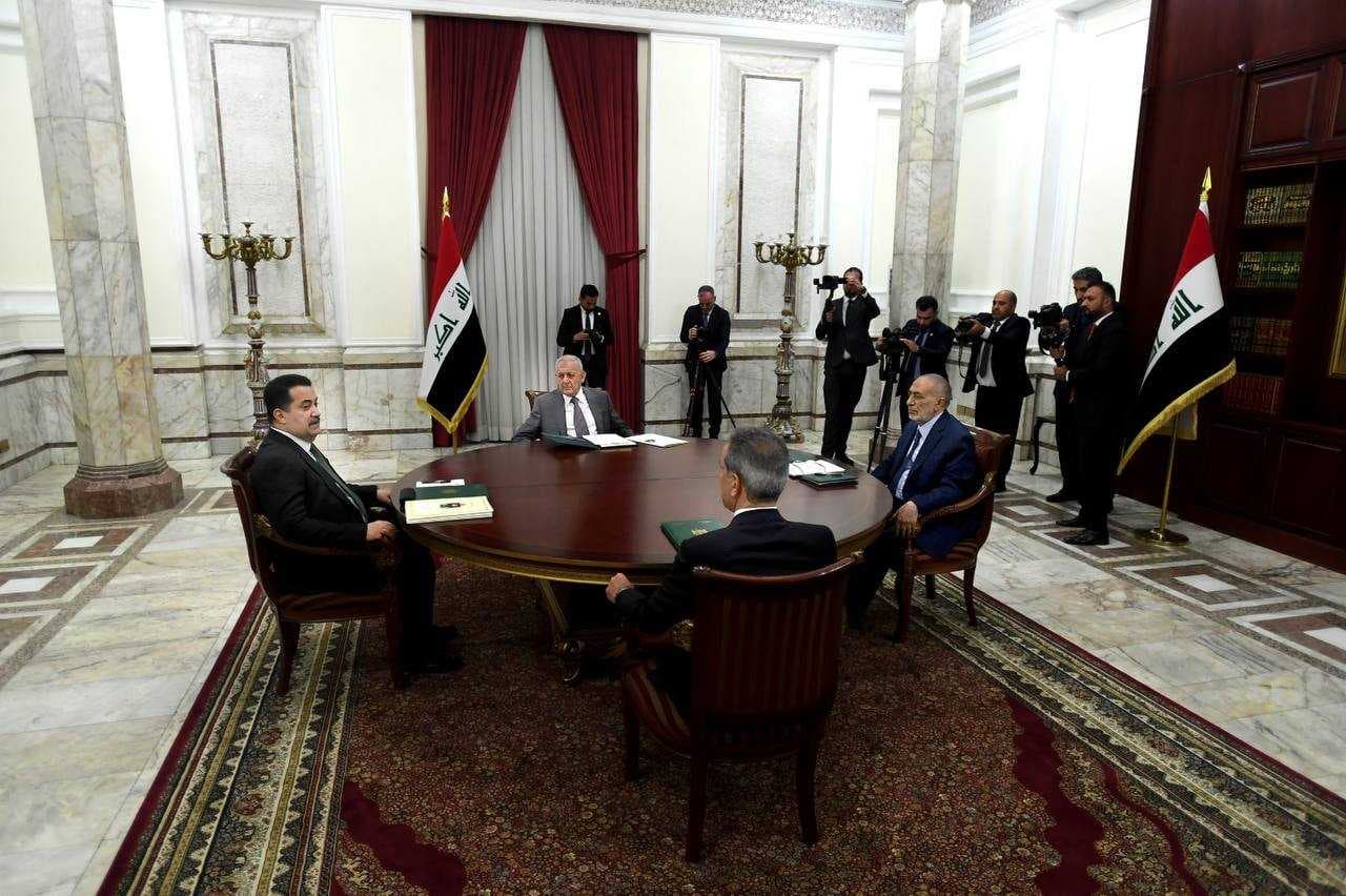 الرئاسات تعقد اجتماعاً في قصر بغداد لبحث التطورات بالشرق الأوسط.