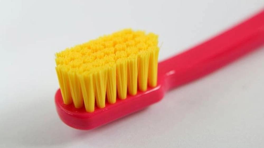 بعد 52 عاماً.. إزالة فرشاة أسنان من أمعاء رجل صيني