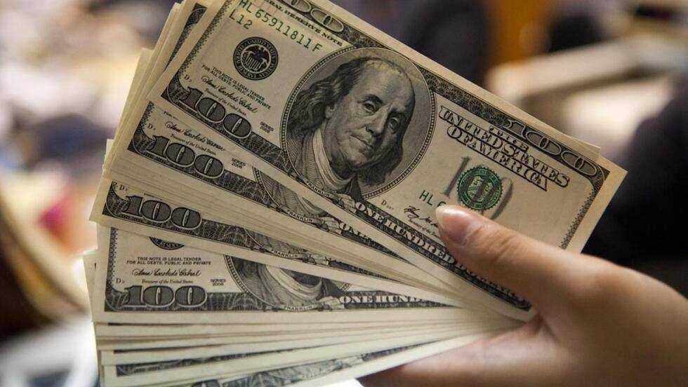 خبير اقتصادي يفجر مفاجأة غير سارة: انخفاض الدولار ينذر بركود