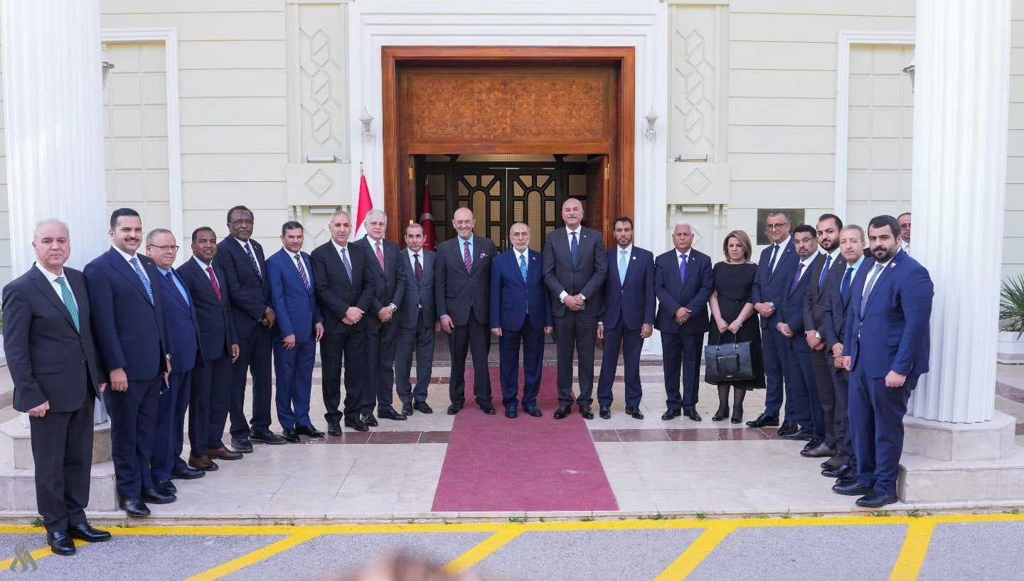 المشهداني يلتقي جمعاً من السفراء العرب في أنقرة ويؤكّدون دعمهم لأمن العراق واستقراره