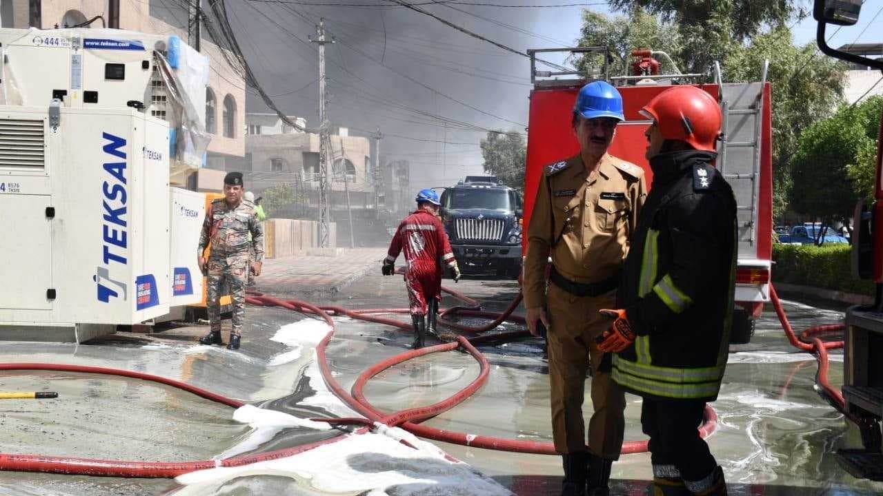 حريق داخل بناية تجارية في الكرادة والدفاع المدني يتدخل