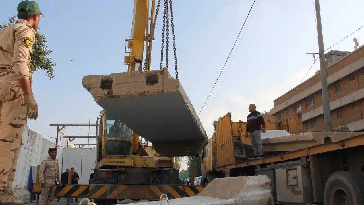 الطريق الدولي يتنفس غرب بغداد.. رفع الكتل الكونكريتية من جهة الغزالية