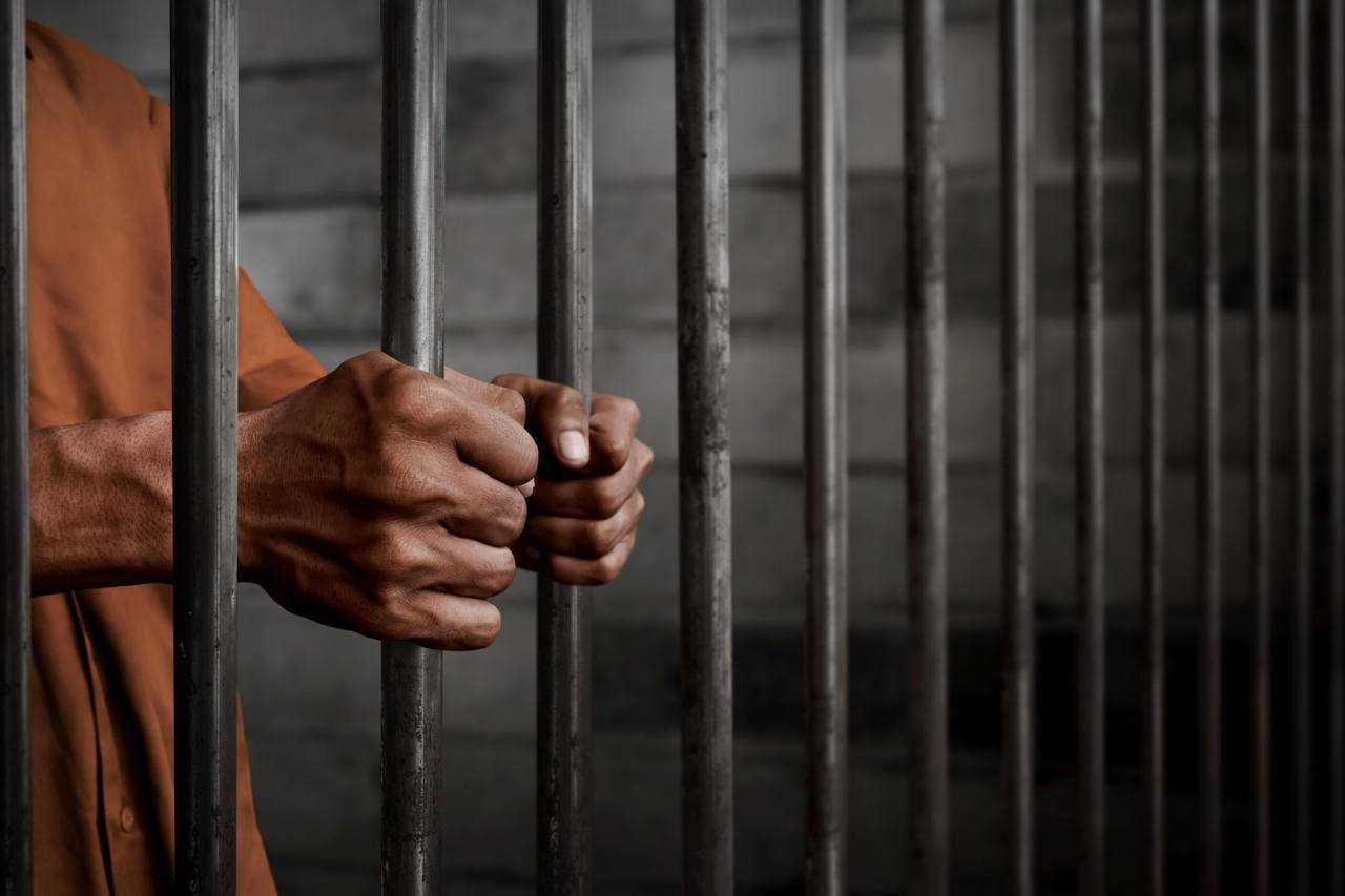 من خلف القضبان.. نزيل في سجن الناصرية يتصدر كلية القانون بامتياز
