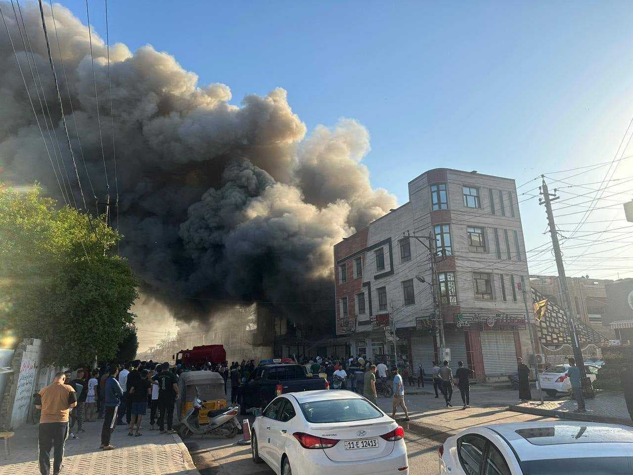 موسم الحرائق يستمر.. النيران تلتهم مجمع تجاري بمنطقة جميلة شرقي بغداد