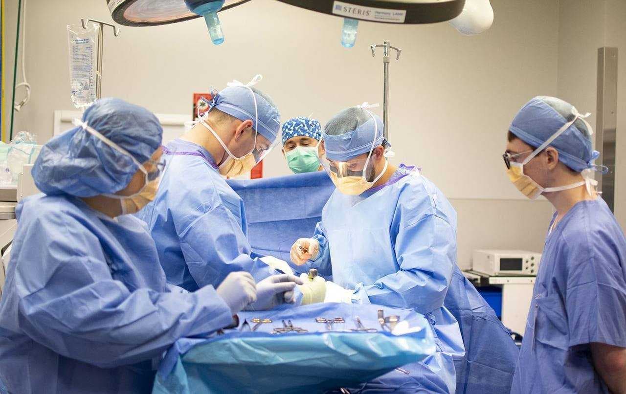 لجنة "المحتوى الهابط" تلاحق أطباء تجميل بسبب منشورات مسيئة