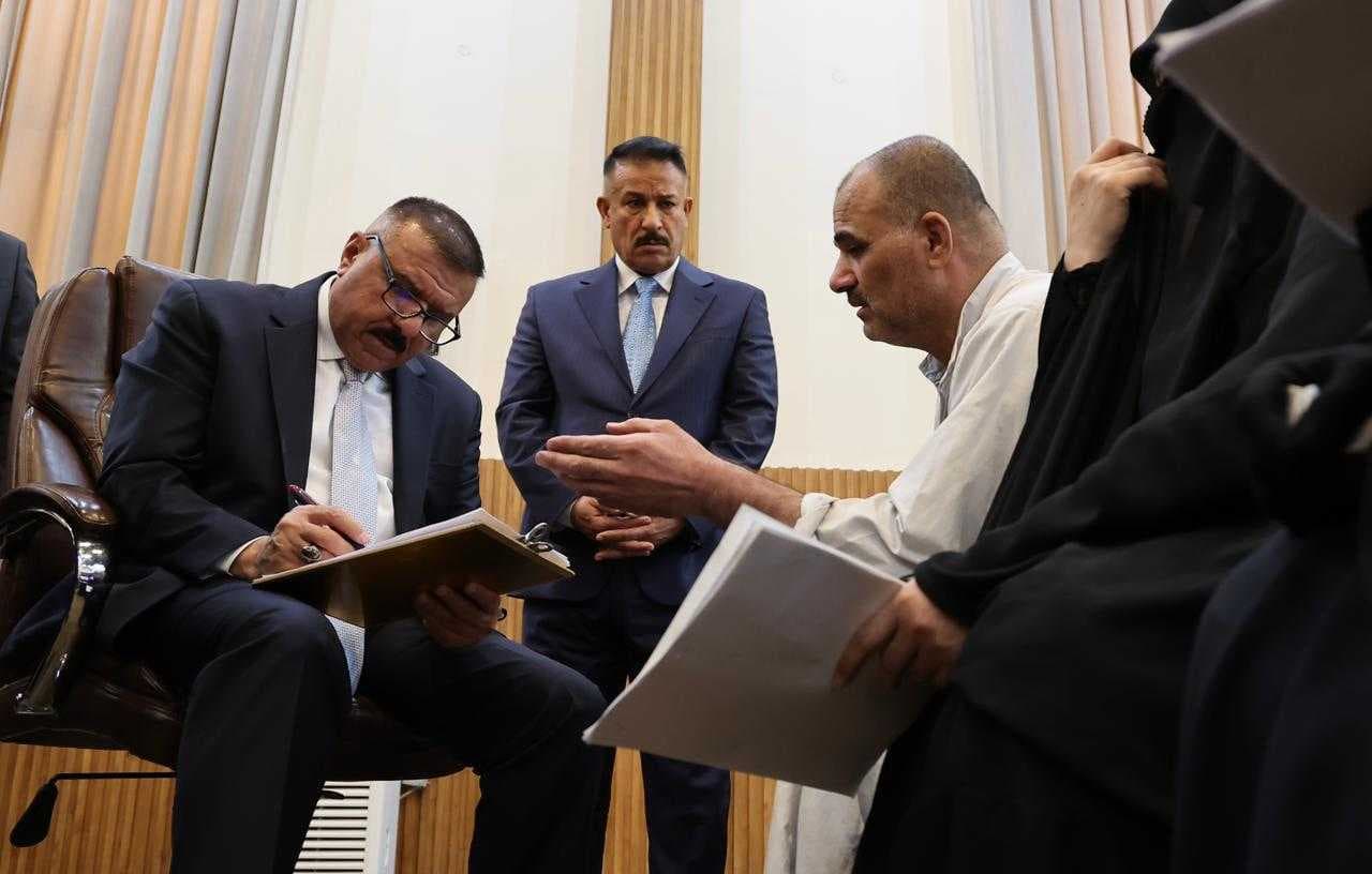 الشمري يلتقي أسر الشهداء والجرحى ويوجه بتبسيط إجراءات معاملاتهم