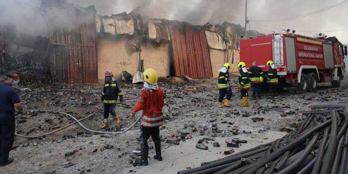 فرق الدفاع المدني تسيطر على حريق عربت بالسليمانية (صور)