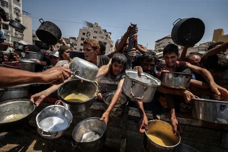 وسط صمتٍ دولي.. اليونيسف: مقتل 28 طفلاً يومياً في غزة بسبب القصف والجوع